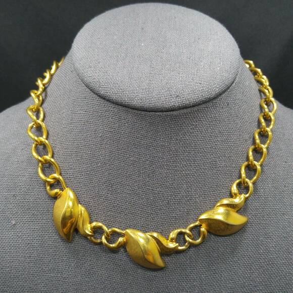 Vintage Monet Three Leaf Gold Plated Chain Necklace 1960s - Picture 3 of 9